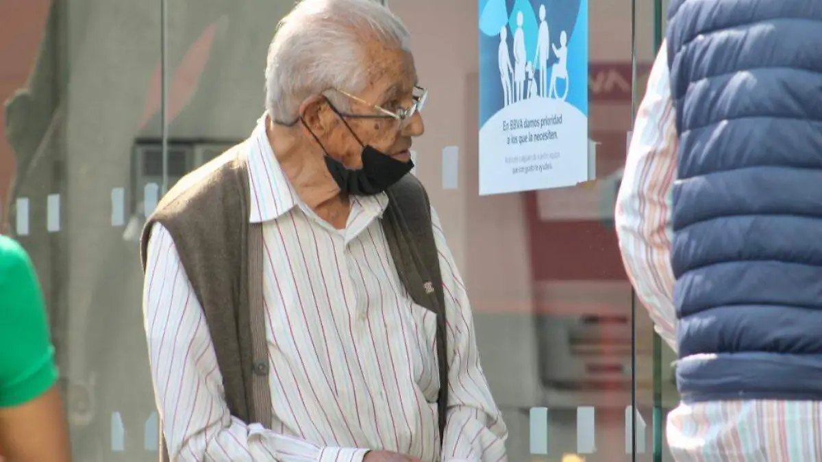 AGUS-F10R La mendicidad o pedir limosna por parte de los adultos mayores aumenta dentro del centro de Cuernavaca, como el señor Antonio Tapia de 95 años de edad (2)